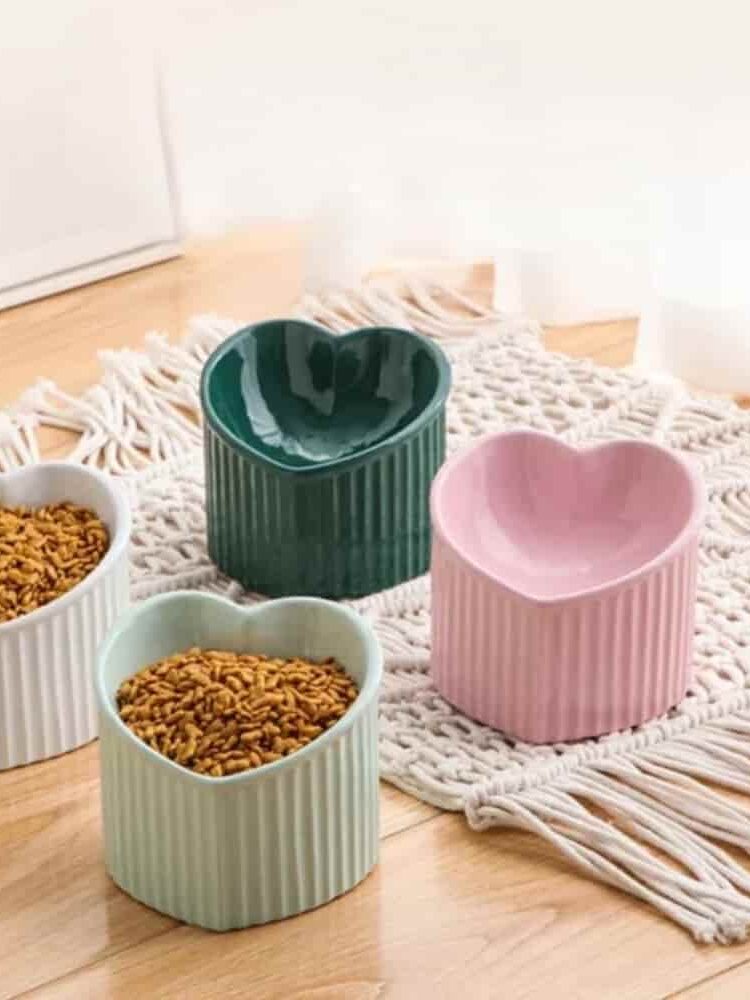 Gamelle inclinée coeur en céramique pour chiens et chats