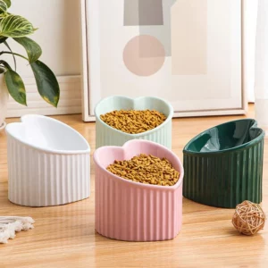 Gamelle inclinée cœur en céramique pour chien et chat et croquettes