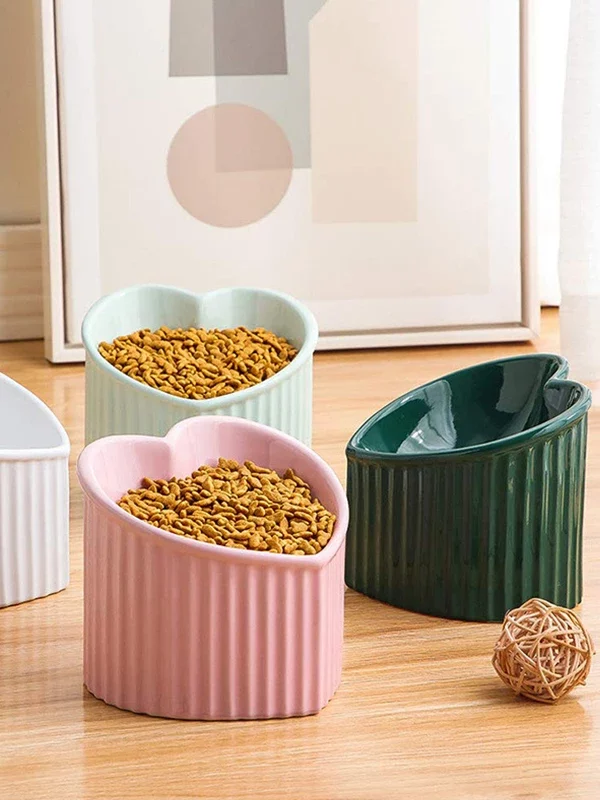 Gamelle inclinée cœur pour animaux avec croquettes