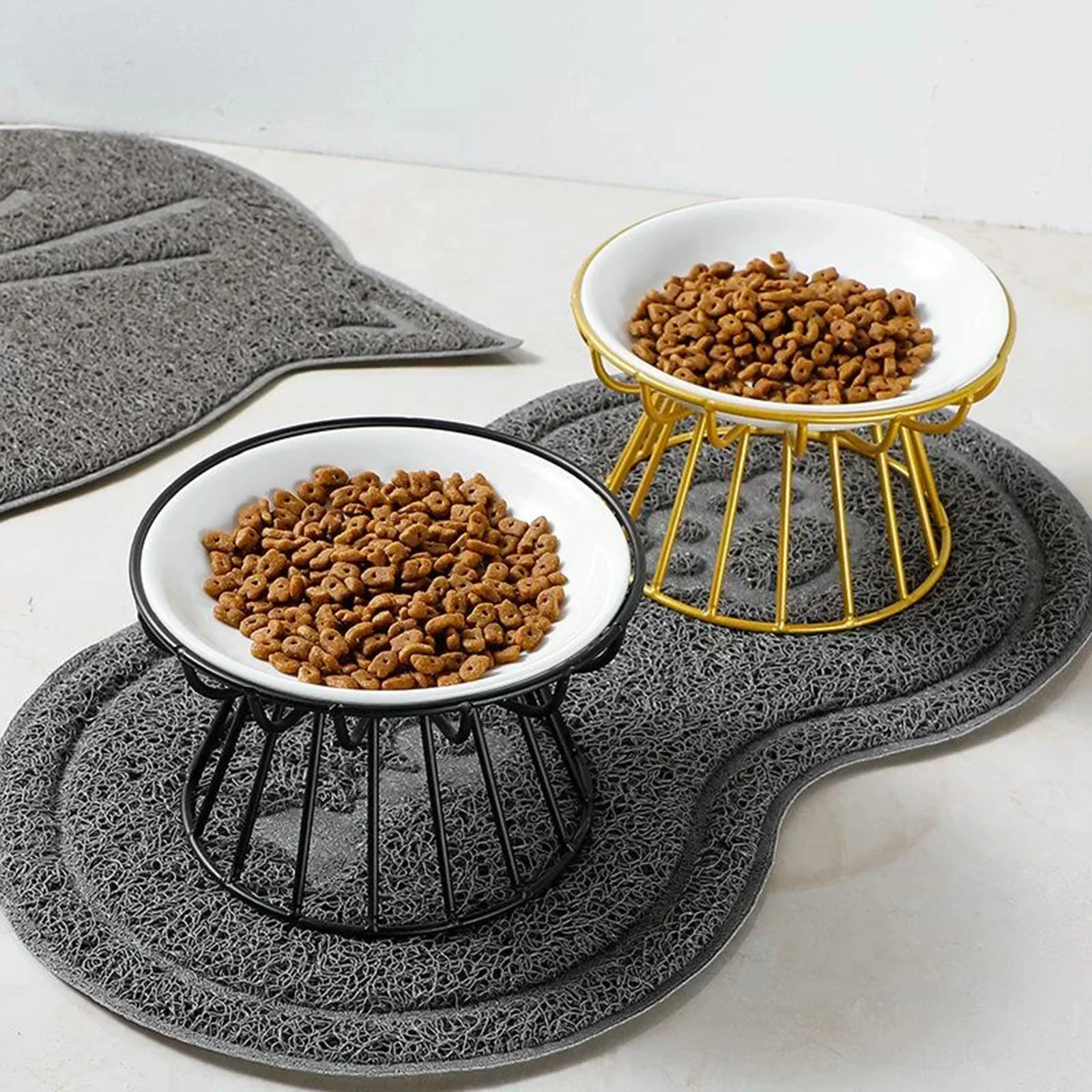 Gamelle céramique surélevée pour animaux, design élégant et pratique.