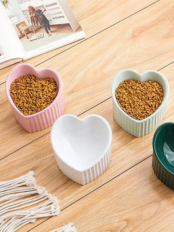 Gamelle inclinée coeur pour chien et chat avec croquettes