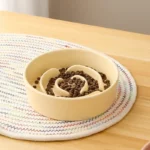 Gamelle anti glouton rose avec croquettes
