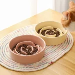 Gamelle anti glouton rose avec croquettes et chat