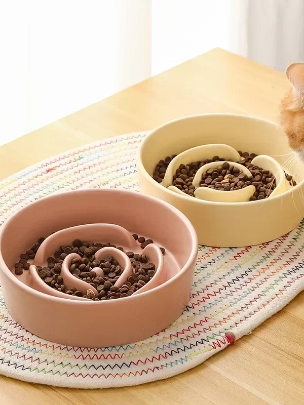 Bol anti glouton rose pour le repas des animaux.