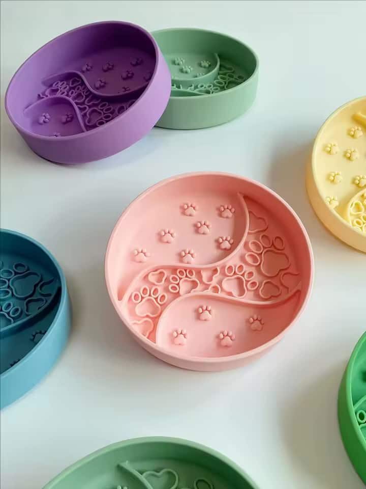 Accessoire pour chien : gamelle silicone anti-glouton