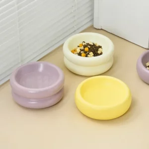 Gamelle ronde surélevée pour chiens, design moderne et ergonomique.