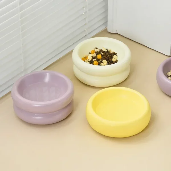 Gamelle ronde surélevée pour chiens, design moderne et ergonomique.