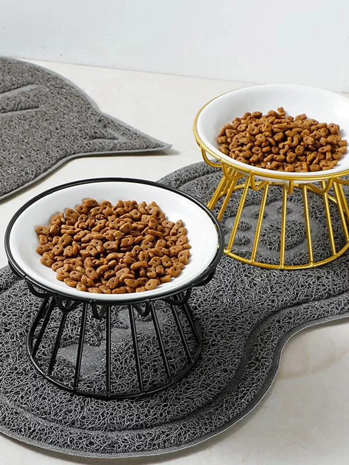 Gamelle céramique surélevée pour animaux, design élégant et pratique.