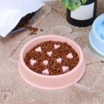 Accessoire pour chat : gamelle anti glouton en cœur pour prévenir l'obésité.